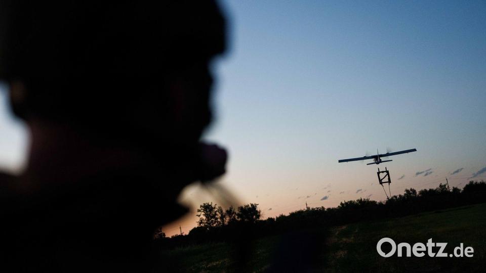 Die Ukraine greift mit ihren Drohnen zunehmend russische Ziele an. (Archivbild) Bild: Evgeniy Maloletka/AP/dpa