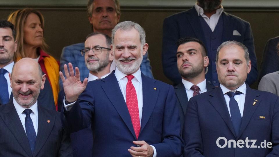 König Felipe VI. beglückwünschte das spanische Team. Bild: Silvia Izquierdo/AP/dpa