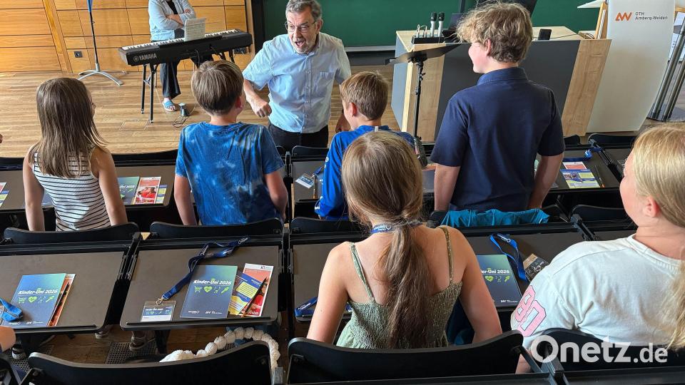 Peter Pollinger singt mit den Kindern „Funga Alafia“, ein afrikanisches Begrüßungslied, und „Klasse, wir singen“. Dabei steht nicht nur die Freude am Singen im Vordergrund, sondern auch Bewegung. Bild: Gabi Schönberger