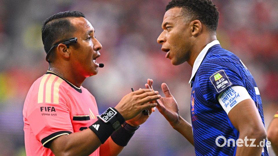Den Frust der Franzosen um Kylian Mbappé bekam auch Schiedsrichter Iván Barton zu spüren. Bild: Tom Weller/dpa