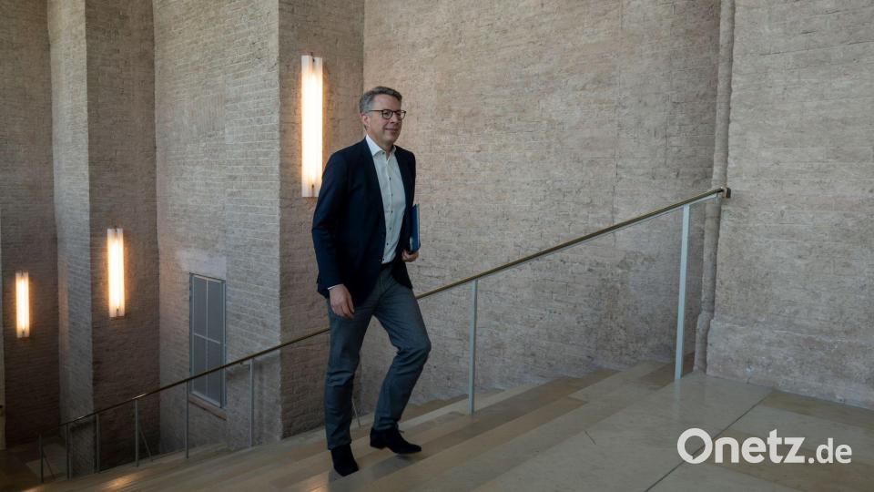 Kunstminister Markus Blume (CSU) hat Pläne für eine Umstrukturierung der bayerischen Staatsmuseen vorgestellt. (Archivbild) Bild: Peter Kneffel/dpa