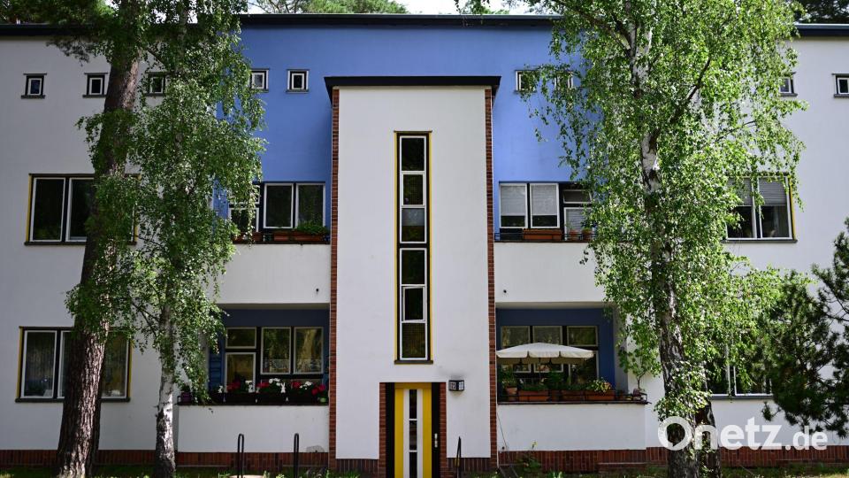 In der Waldsiedlung Zehlendorf sind Hausfassaden, Türen und Fenster mehrfarbig gestaltet. Bild: Sebastian Gollnow/dpa
