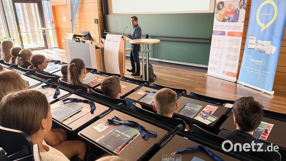 Die Schüler der Grundschulen in Neustadt/WN und Schirmitz hören bei der ersten Vorlesung "Gesundheit und KI" aufmerksam zu. Bild: Gabi Schönberger