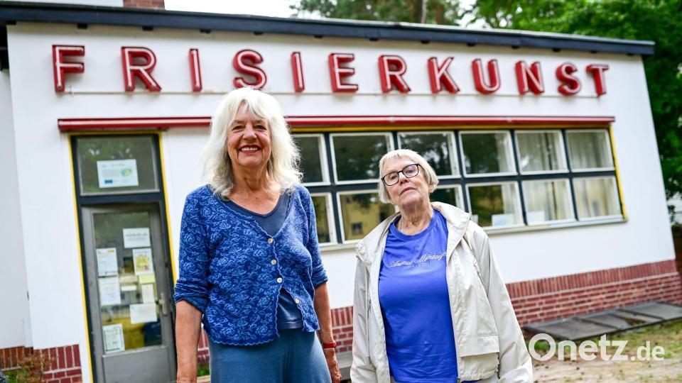 Die beiden Bewohnerinnen Ute Scheub und Barbara von Boroviczeny (r) engagieren sich in der Waldsiedlung ehrenamtlich, dort gibt es den Kieztreff „Frisierkunst“ in einem früheren Frisörgeschäft. Bild: Sebastian Gollnow/dpa