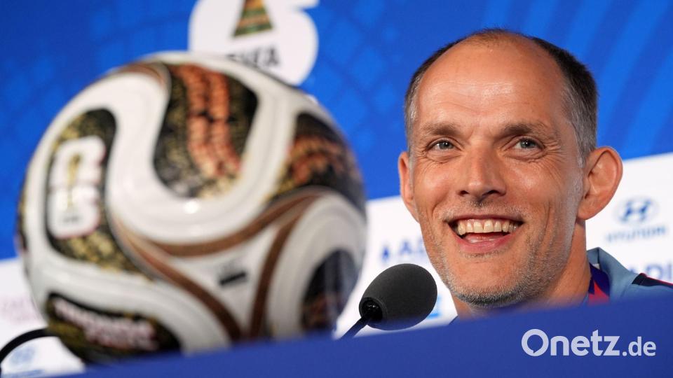 Der englische Nationaltrainer Thomas Tuchel nimmt bei der WM an einer Pressekonferenz teil Bild: Rebecca Blackwell/AP/dpa