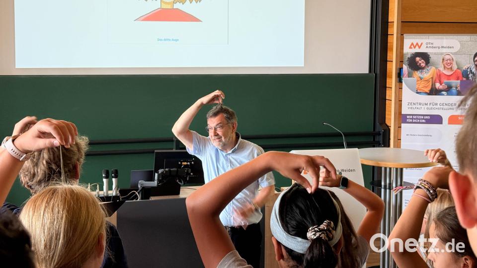 Zwischen den Vorlesungen sorgt der ehemalige Studiendirektor des Augustinus-Gymnasiums und Leiter des Kinderchors „Die Weidener Stimmakrobaten“ Peter Pollinger für musikalische Pausen. Bild: Gabi Schönberger