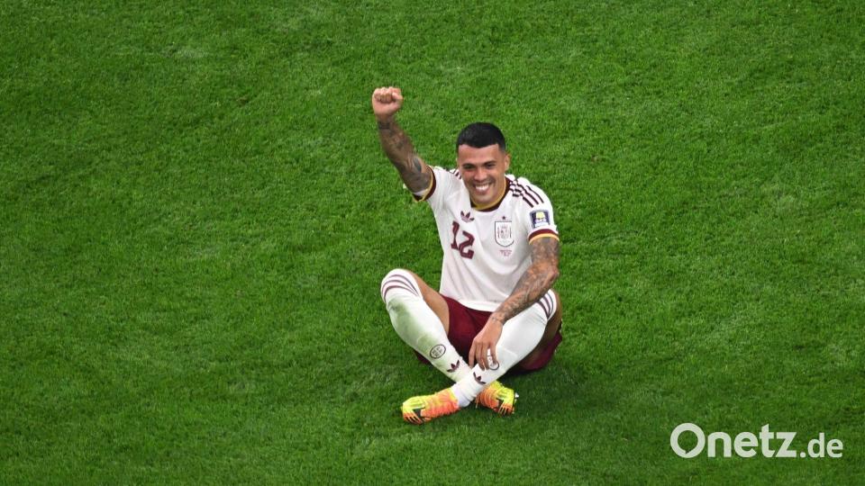 Spanien schlägt Frankreich: Der Spanier Pedro Porro jubelt nach seinem Tor zum 2:0 beim WM-Halbfinale gegen Frankreich. Bild: Jessica Tobias/AP/dpa