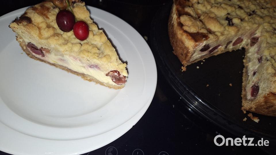 Ein Boden aus Mürbteig, Quark, Kirschen und ein nach Belieben kräftigeres oder leichteres Mandelaroma machen den Streuselkuchen von Michaela Hahn zum sommerlichen Genuss. Bild: Michaela Hahn