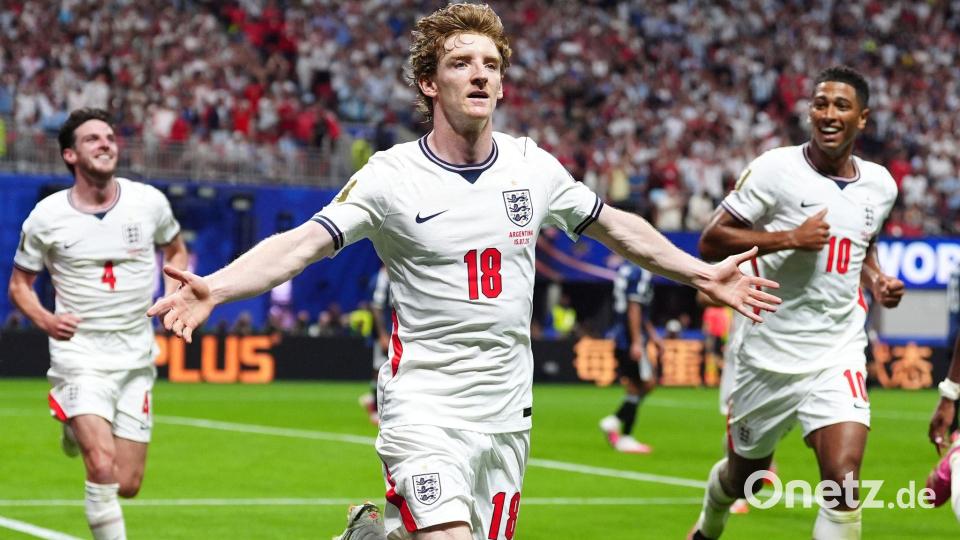 Anthony Gordon schoss England in Führung. Bild: Bradley Collyer/PA Wire/dpa