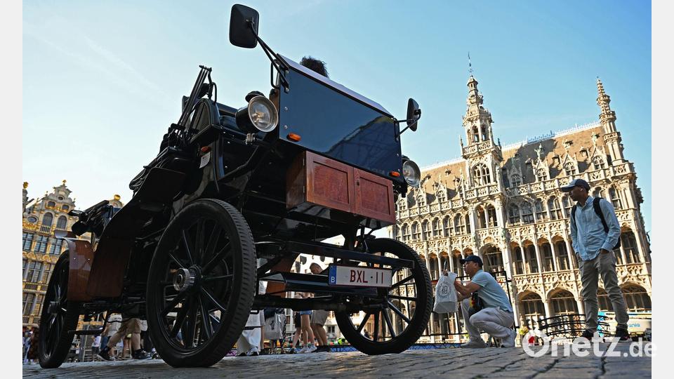 Eine E-Kutsche steht auf dem Grand-Place/Grote Markt im Zentrum von Brüssel. Bild: Michael Brandt/dpa