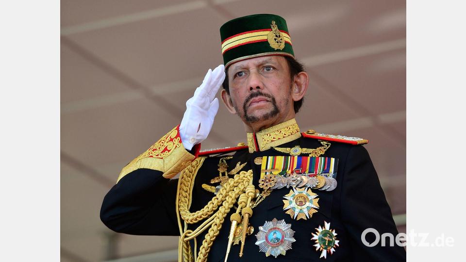 Bei der Bevölkerung ist der Sultan größtenteils beliebt. (Archivbild) Bild: Ahim Rani/AP/dpa