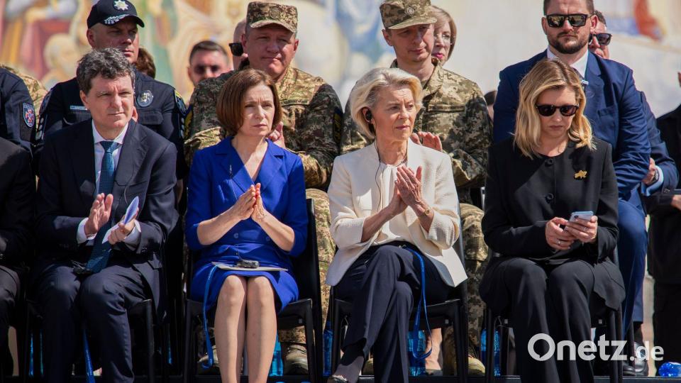 Gemeinsam mit Staats- und Regierungschefs aus Ländern wie Rumänien und Moldau reiste EU-Kommissionspräsidentin Ursula von der Leyen (2.v.r) am Mittwoch nach Kiew. (Archivbild) Bild: Dan Bashakov/AP/dpa