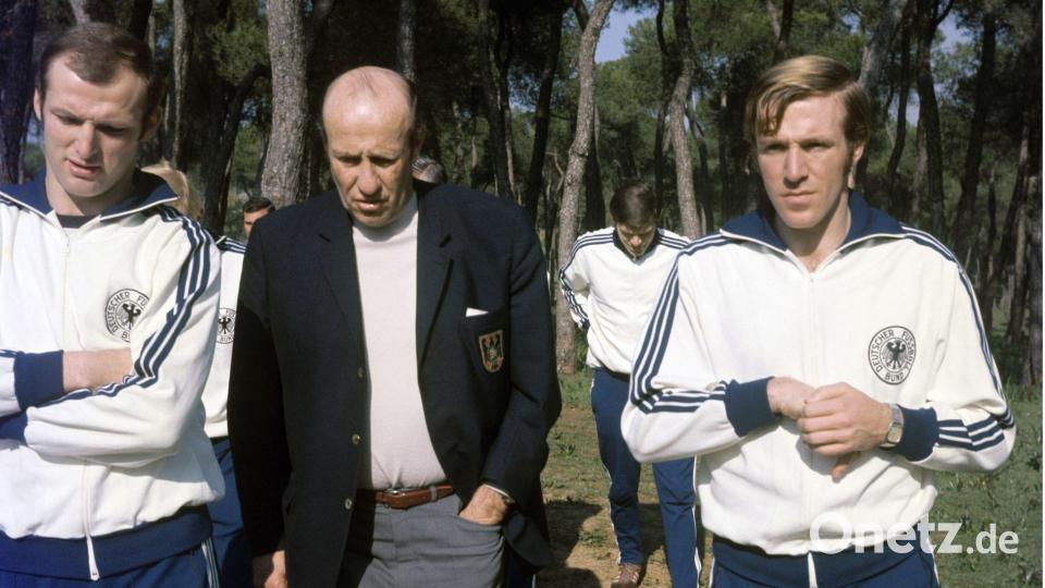 Torhüter Manfred Manglitz (l) absolvierte auch einige Länderspiele. (Archivbild) Bild: picture alliance / dpa