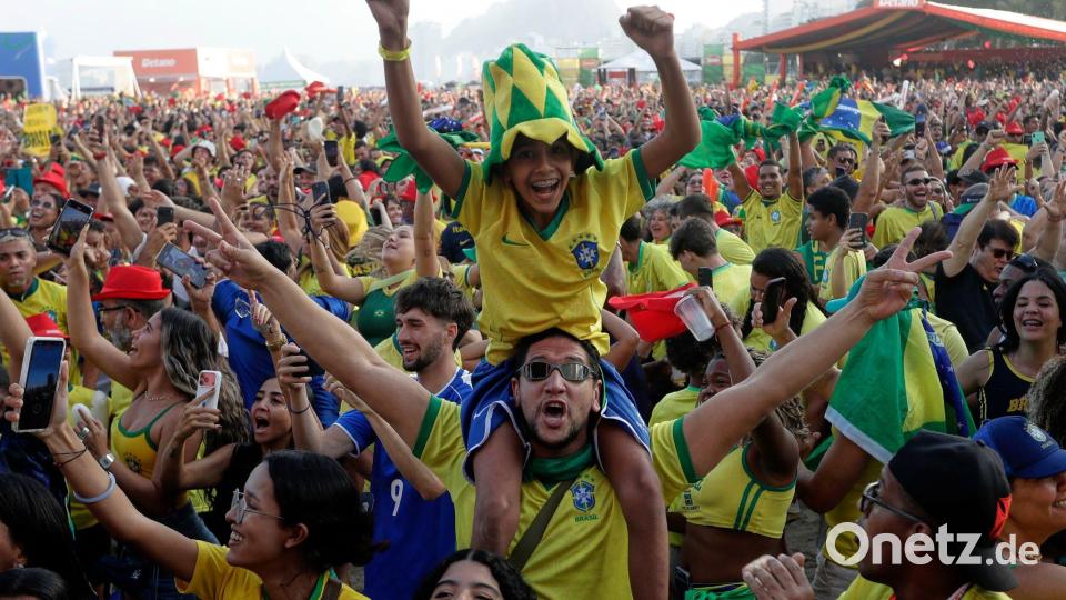 Fußball – und auch Fußballschauen beim Public Viewing – ist für brasilianische Fans immer mit großer Leidenschaft verbunden. Bild: Bruna Prado/AP/dpa