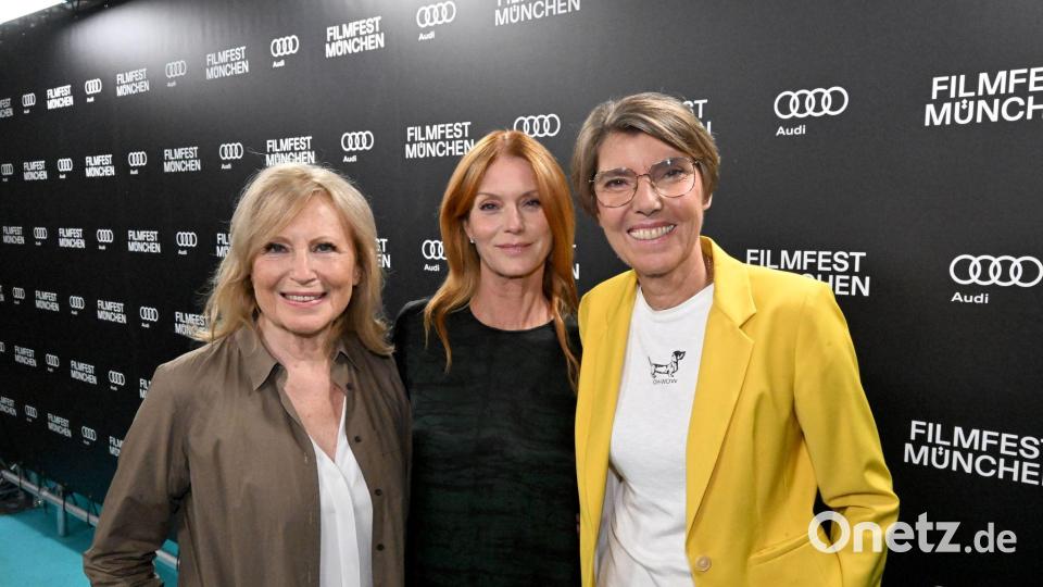 Maren Kroymann, Esther Schweins und Bettina Böttinger (von links nach rechts): Sie erinnern sich daran, wie es war, in einer männerdominierten Branche für die Sichtbarkeit von Frauen zu kämpfen und für weiblichen Humor. Bild: Felix Hörhager/dpa