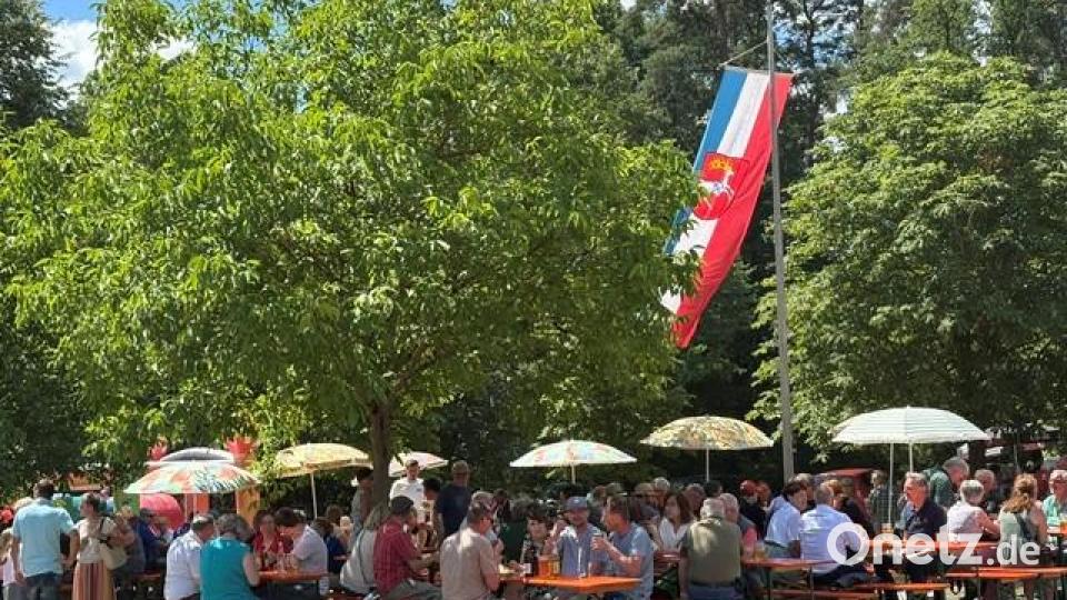 Das Gockerlfest zum 100-Jährigen Jubiläum des Geflügelzuchtvereins Schnaittenbach-Hirschau fand auf dem Festplatz unter Bäumen statt. Bild: Reinhold Strobl