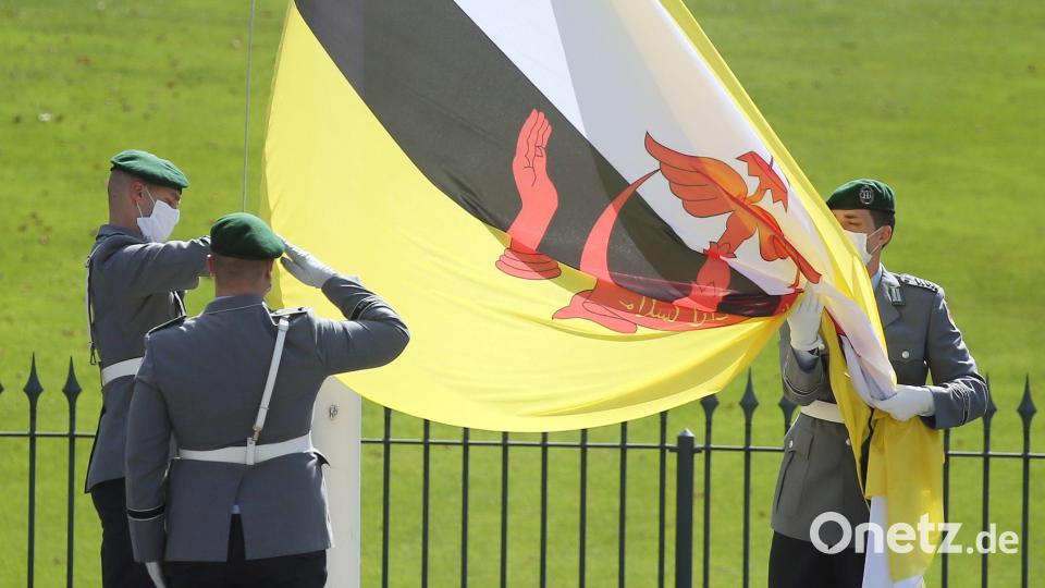 Zum Geburtstag des Herrschers werden wieder überall Nationalflaggen wehen. (Archivbild) Bild: Wolfgang Kumm/dpa