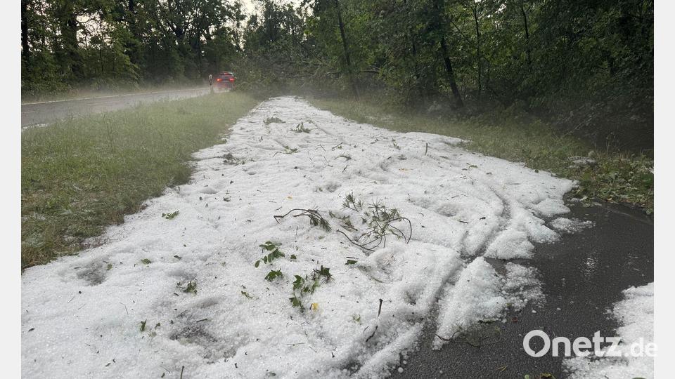 Am Dienstag kamen zum Teil dicke Hagelkörner herunter. Bild: News5 / Lars Haubner/NEWS5/dpa