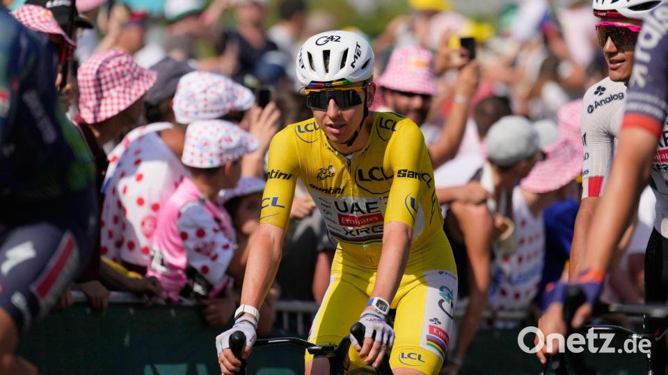 Tadej Pogacar bleibt Gesamtführender der Tour de France. Bild: Mosa'ab Elshamy/AP/dpa