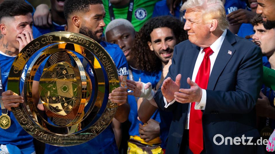 Bei der Club-WM blieb Trump nach der Pokalübergabe auf der Bühne stehen. (Archivfoto) Bild: Sven Hoppe/dpa