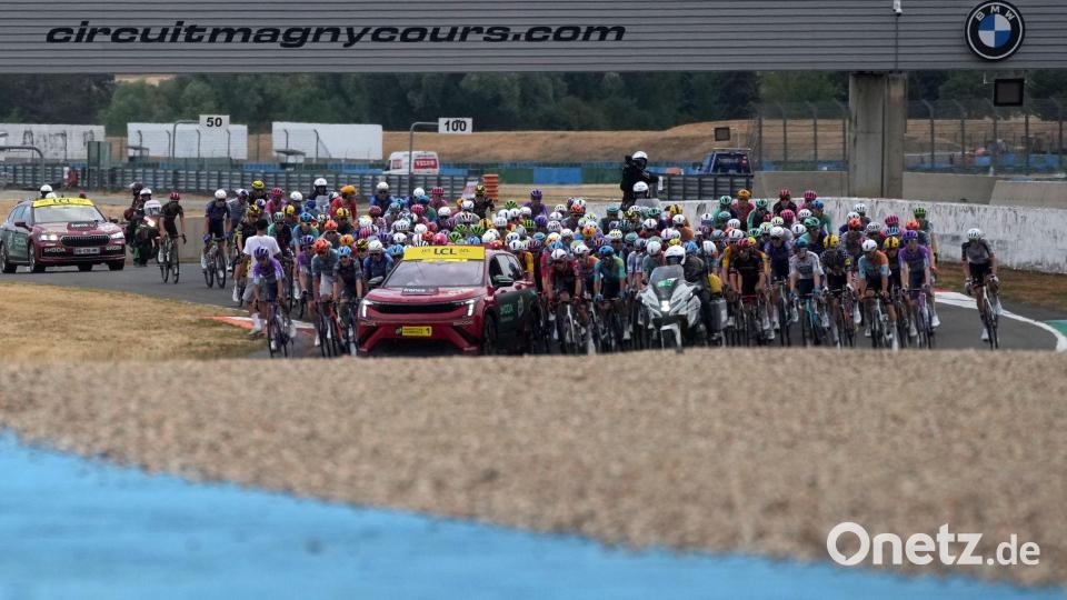 Der Start erfolgte auf der Rennstrecke in Magny-Cours. Bild: Thibault Camus/AP/dpa