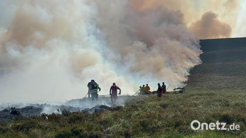 Gegen Flammen kämpfen Feuerwehrleute in Schottland. Bild: RSPB Scotland/PA Wire/dpa