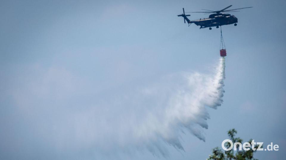 Ein Bundeswehr-Hubschrauber wirft Löschwasser über einem Waldbrand im Müritz-Nationalpark ab Bild: Jens Büttner/dpa