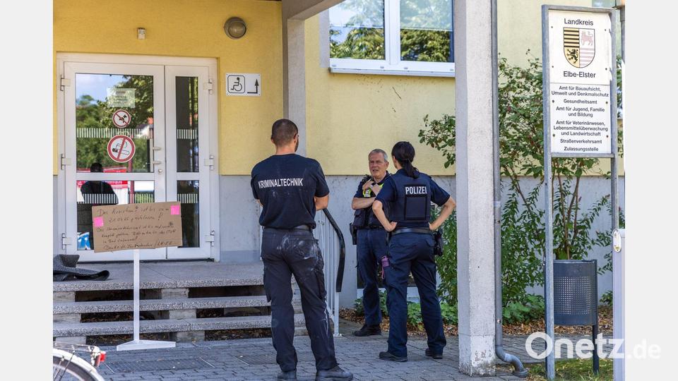 Nach dem Angriff auf eine Mitarbeiterin eines Jugendamtes der Kreisverwaltung ist in Finsterwalde das Gebäude evakuiert und gesperrt worden. Bild: Frank Hammerschmidt/dpa