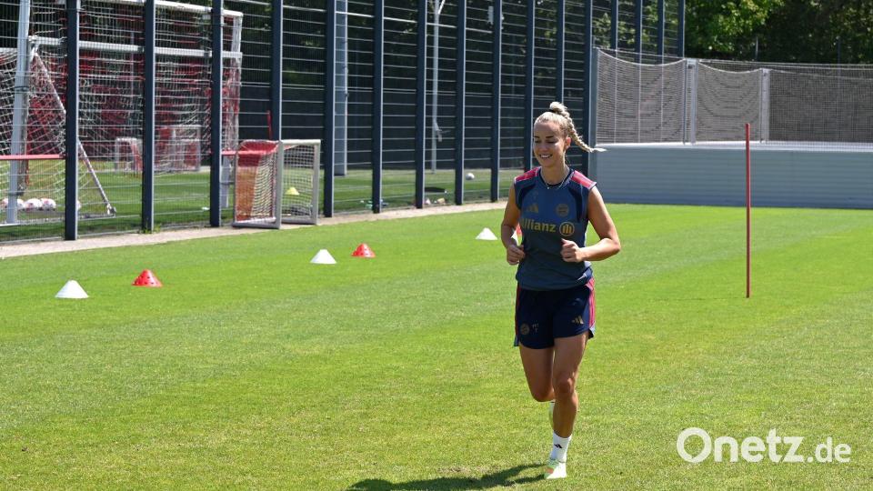 Trainiert nach ihrer Schulter-OP bei den Bayern noch individuell: DFB-Kapitänin Giulia Gwinn. Bild: Florian Diettrich/dpa