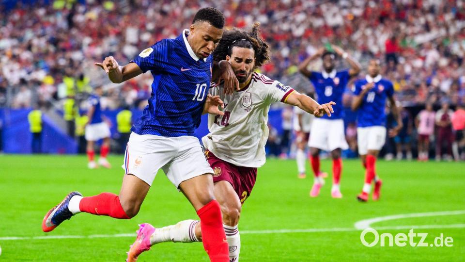 Im WM-Halbfinale entnervte Marc Cucurella (r.) Frankreichs Kylian Mbappé. Bild: Tom Weller/dpa
