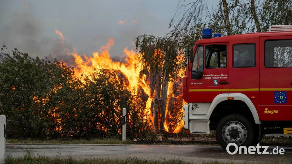 Bis zu 50 Autos wurden den Angaben nach durch Hitze und Funkenflug erheblich beschädigt. Bild: Stefan Puchner/dpa