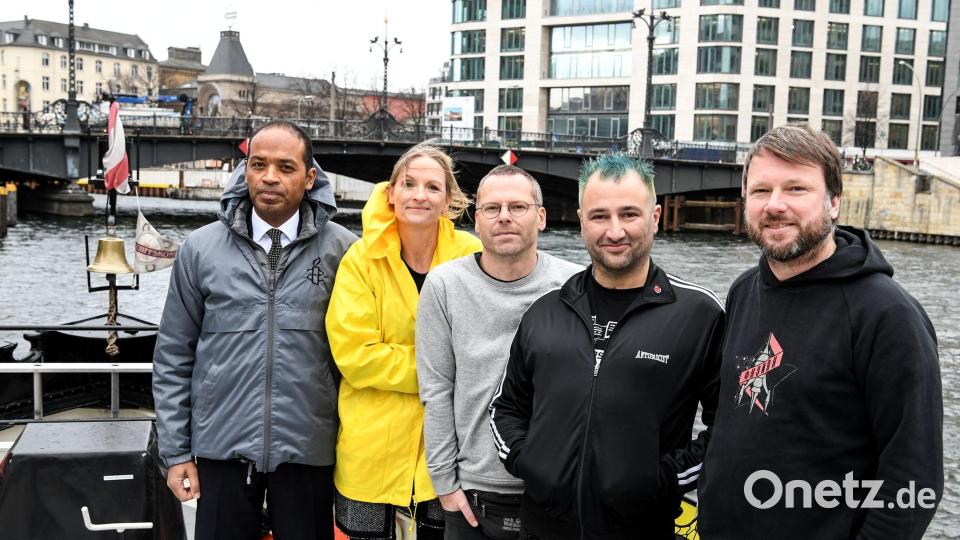 Die „Iuventa“-Crew erhielt 2020 den Menschenrechtspreis der deutschen Sektion von Amnesty International, darunter auch Sascha Girke (M). (Archivbild) Bild: Britta Pedersen/dpa-Zentralbild/dpa