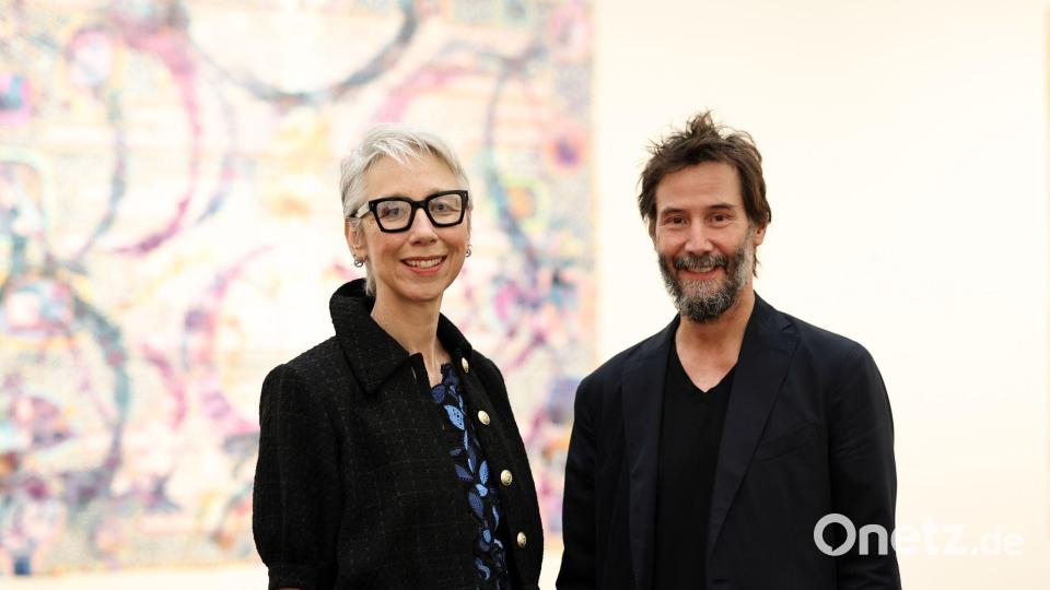 Der Schauspieler Keanu Reeves besichtigte die Ausstellung seiner Partnerin Alexandra Grant in Nürnberg. Bild: Daniel Löb/dpa