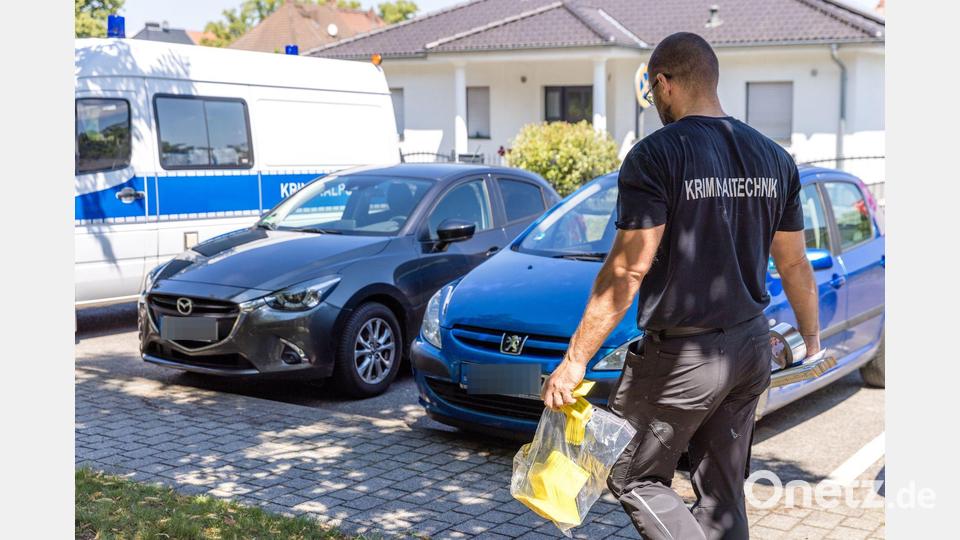 Kriminaltechniker sichern nach einem Angriff in einem Jugendamt in Finsterwalde Spuren. Bild: Frank Hammerschmidt/dpa
