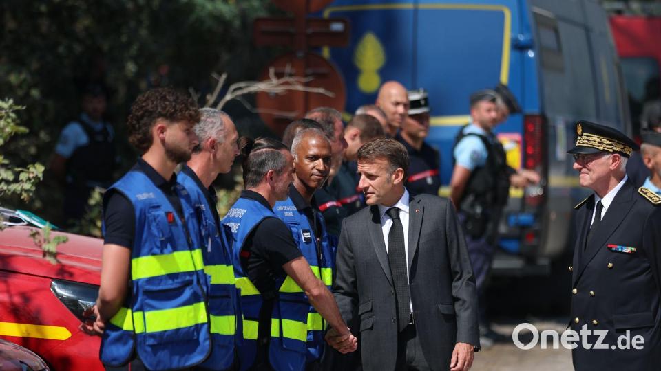 Frankreichs Präsident Macron besuchte die Einsatzkräfte Bild: Mohammed Badra/Pool EPA/AP/dpa
