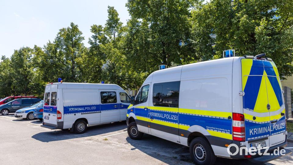 Die Polizei ermittelt nach einem Angriff auf eine Behörden-Mitarbeiterin in Finsterwalde. Ein Mann soll in ihrem Büro ein Feuer gelegt haben. Bild: Frank Hammerschmidt/dpa