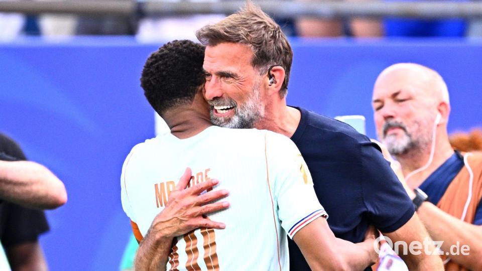 Der designierte Bundestrainer Jürgen Klopp herzt Kylian Mbappé. (Archivbild) Bild: Tom Weller/dpa