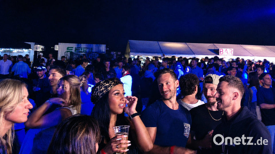 Bei der 10. Beach-Party der SpVgg Schirmitz genossen die Besucher Strand, Musik und kühle Getränke. Bild: Reinhard Kreuzer