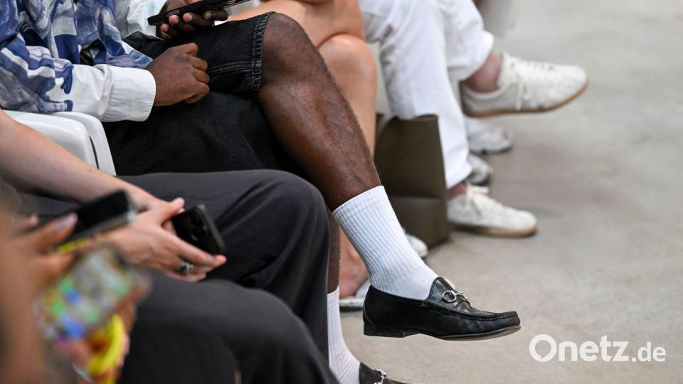 Weiße Socken und Loafer zur kurzen Hose - 2026 kein Problem. (Archivbild) Bild: Jens Kalaene/dpa