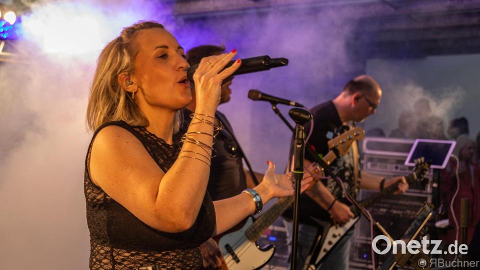 Auch ein Sommergewitter kann die Rockband „Dry Cherry Pie“ bei der Sommerserenade in Altenstadt/WN nicht stoppen. Bild: Reinhold Buchner