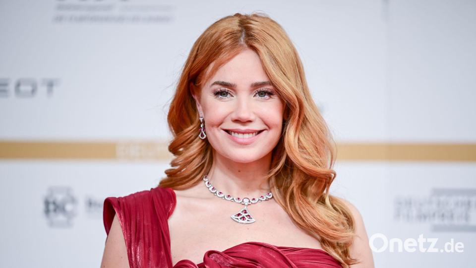 Palina Rojinski hält Algorithmen für sehr gefährlich und spricht sie für Regulierungen aus. (Archivbild) Bild: Sebastian Christoph Gollnow/dpa