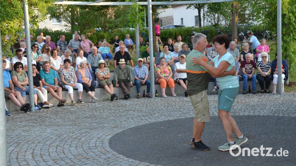 Wenn die "Rüscherl-Muse" aufspielt, hält es Tanzpaare nicht auf dem Platz. Bild: Elisabeth Dobmayer