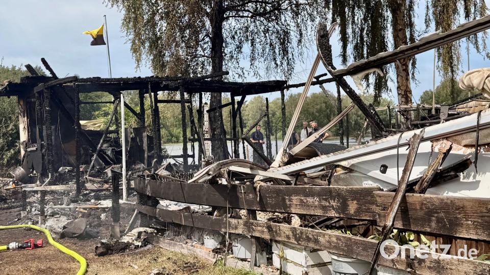 „Es ist viel Zeit und Geld in unseren Platz geflossen. Jetzt ist alles weg“, sagt ein Camper, der eigentlich in Nürnberg wohnt. Er und seine Freundin aus Eschenbach mieten eine der abgebrannten Parzellen am Rußweiher. Bild: Gabi Schönberger