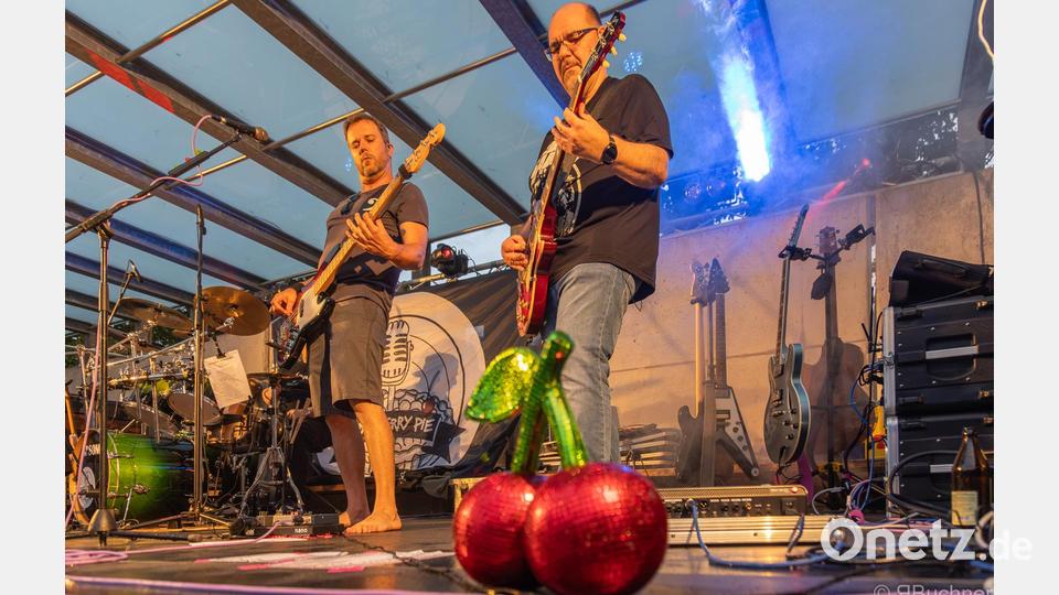 Die Rockband „Dry Cherry Pie“ sorgte bei der Sommerserenade in Altenstadt/WN für Stimmung. Bild: Reinhold Buchner