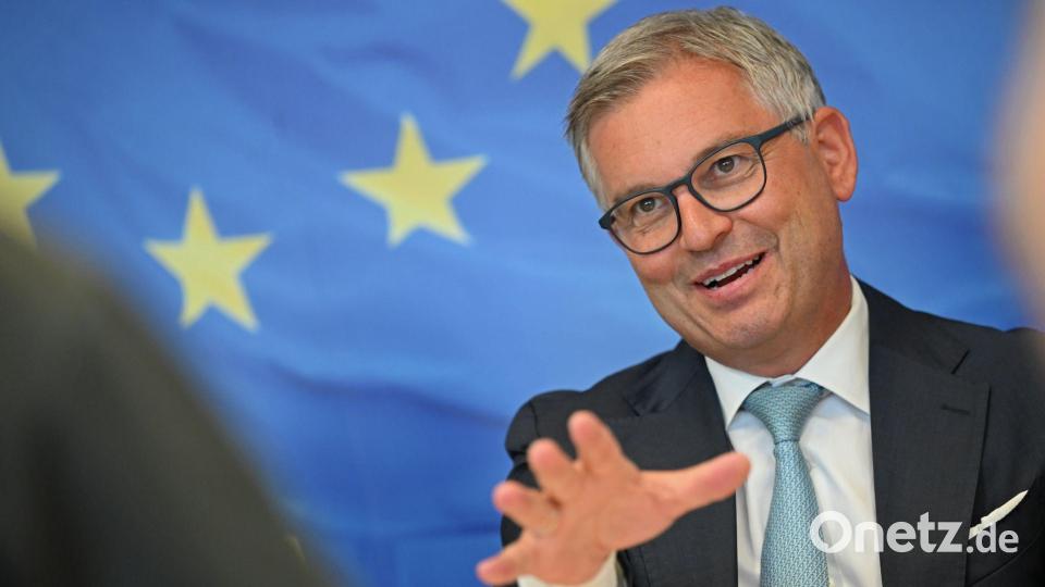 Magnus Brunner, EU-Kommissar für Inneres und Migration, im Gespräch mit Journalistinnen und Journalisten der dpa und anderen Mitgliedern des European Newsroom (enr). Bild: Michael Brandt/dpa-ENR-Pool /dpa