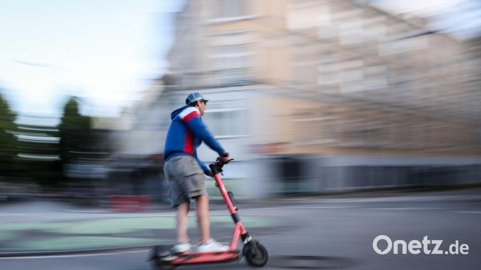 Beim Fahren von E-Scootern werden häufig die Verkehrsregeln missachtet. (Symbolbild) Bild: Christian Charisius/dpa
