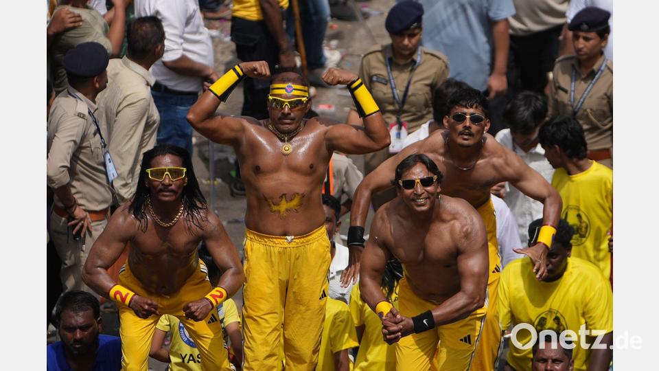 Muskeln für die Götter: Bodybuilder nehmen in Indien an einer Prozession zu Ehren der hinduistischen Gottheit Lord Jagannath teil. Bild: Ajit Solanki/AP/dpa