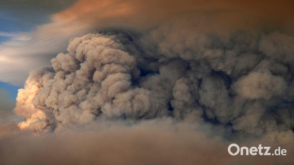 Über dem Moose Lake in Minnesota hängen die Rauchwolken eines Waldbrandes. Bild: Anthony Souffle/AP/dpa
