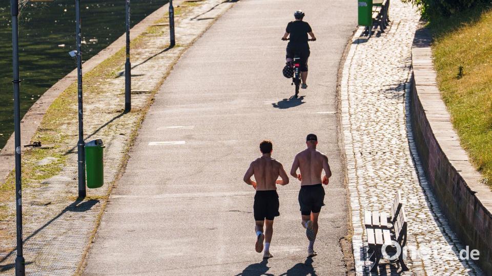 Zeigefreudige Männer mit nacktem Oberkörper und kurzer Hose beim Joggen. (Archivbild) Bild: Andreas Arnold/dpa