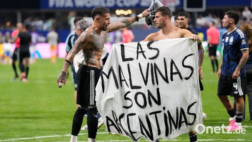 Giovani Lo Celso mit dem Falkland-Banner. Bild: Rebecca Blackwell/AP/dpa